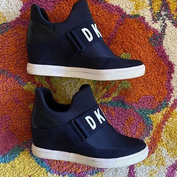 LIKE NEW DKNY PLATFORM COSMOS WEDGE SNEAKERS WOMEN’S SIZE 9 - Picture 3 of 13